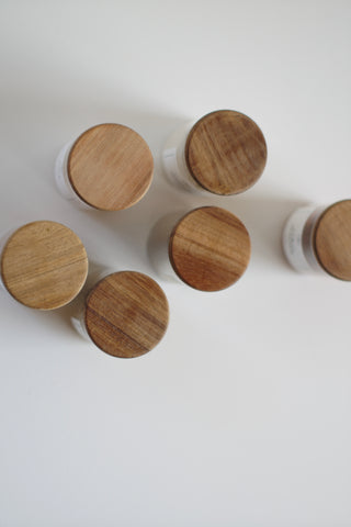 Round Glass Spice Jars With Labels - Airtight Acacia Wooden Lid